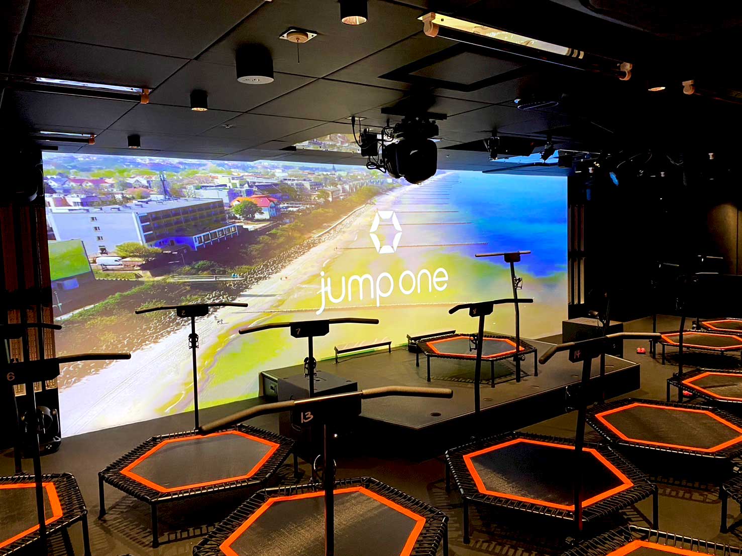 暗闇トランポリン「jump one」マシンピラティス併設の新店舗「jump one